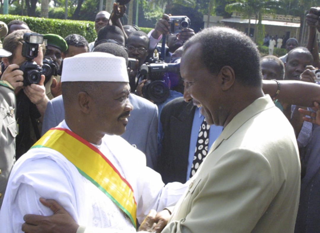 Discours émouvant du 8 Juin 2002 :  Souvenir de la passation de témoin à Amadou Toumani Touré par Alpha Oumar KONARE